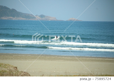 宮崎の海とサーファー 宮崎の海とサーファー 75895724