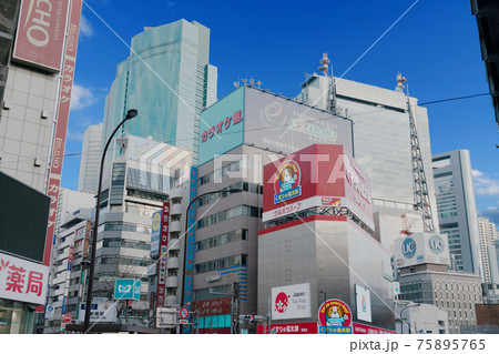 新橋汐留口周辺の店舗やビル風景 75895765