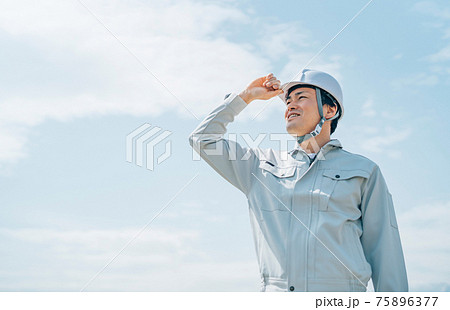 青空と作業服を着た男性 青空と作業服を着た男性 75896377