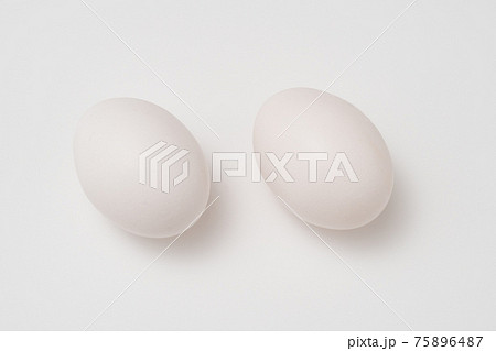 2個の白い卵（白背景） 75896487