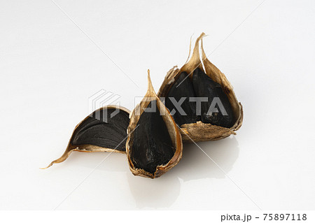 熟成発酵させた黒ニンニク 皮をむいた真っ黒な果肉の様子の写真素材