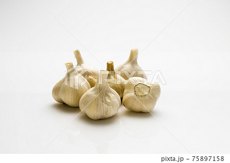 スーパーフードにんにくで滋養強壮、スタミナ向上 75897158