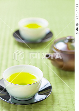 畳の上に置かれた緑茶と茶道具 75897844