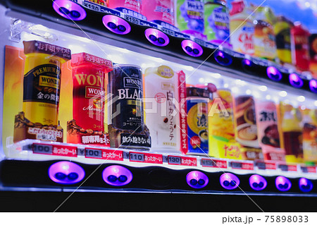 ライトアップされた自動販売機 ライトアップされた自動販売機 75898033