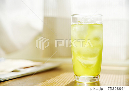 氷を入れた水出しの緑茶 75898044