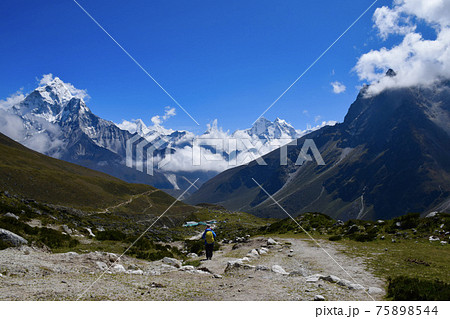 ネパールのトゥクラとロブチェ間からのアマダブラムとカンテガとタムセルク眺望 75898544