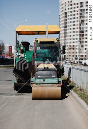 Asphalt road roller with heavy vibration roller 75898646