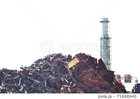 金属類の産業廃棄物と工業地帯の煙突 金属類の産業廃棄物と工業地帯の煙突 75898940