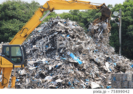 金属類の産業廃棄物と作業するクレーン 75899042