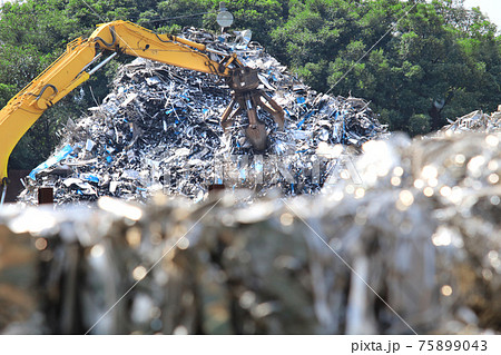 金属類の産業廃棄物と作業するクレーン 75899043