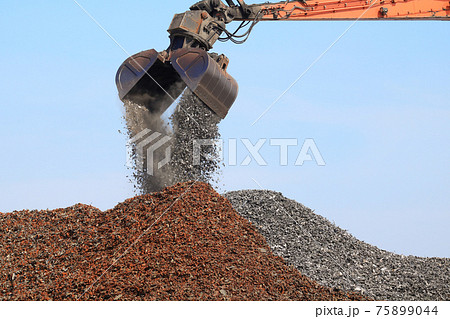金属類の産業廃棄物と作業するクレーン 75899044