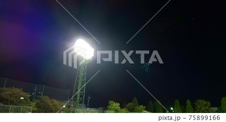 球場の照明塔 球場の照明塔 75899166