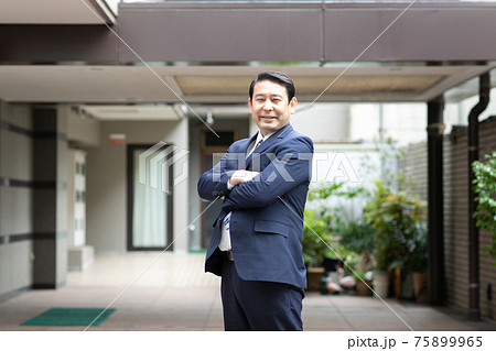 ビジネスマン 不動産 ミドル男性 ビジネスマン 不動産 ミドル男性 75899965