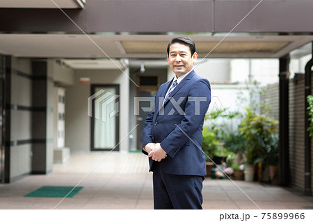 ビジネスマン　不動産　ミドル男性 75899966