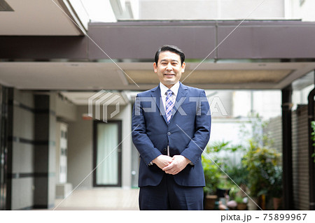 ビジネスマン　不動産　ミドル男性 75899967