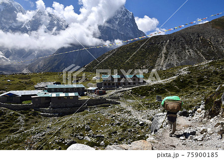 ネパールのトゥクラとタウチェとチョラツェとネパール人 75900185