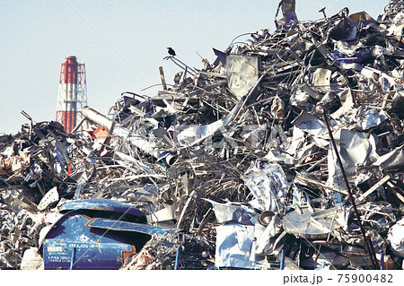 金属類の産業廃棄物と工業地帯の煙突 75900482