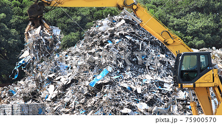 金属類の産業廃棄物とクレーン重機類 75900570