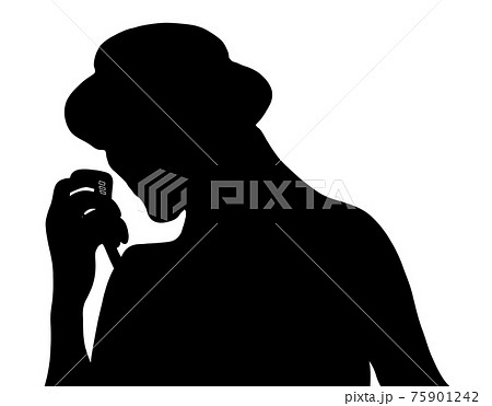 マイクを手に取り熱唱する歌手 75901242