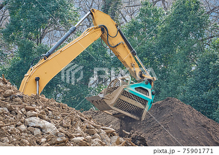 土とガラを分別するトロンメルバケット 75901771