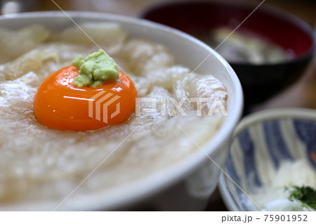 ヒラメのヅケ丼のたまご ヒラメのヅケ丼のたまご 75901952