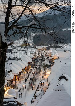 大内宿雪祭り　夕景 75902346