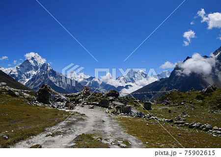 ネパールのトゥクラとロブチェ間の絶景 75902615