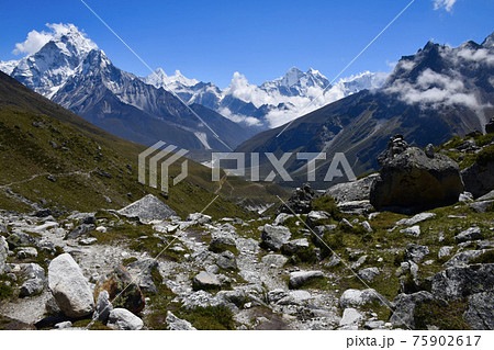 ネパールのトゥクラとロブチェ間の絶景 75902617
