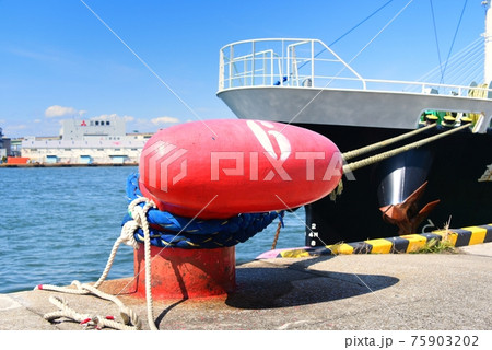 大阪天保山岸壁の係船柱 75903202