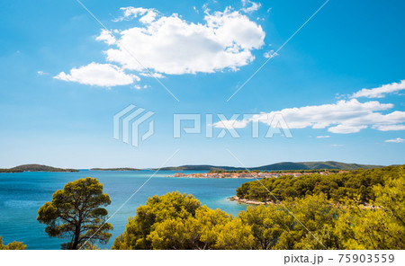 Sunny shore of the Adriatic sea near Brodarica coastline, Croatia 75903559