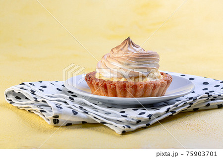 Small cheesecake with meringue. 75903701