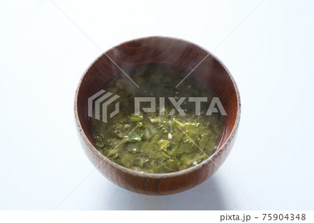 健康的な大根菜葉の味噌汁 健康的な大根菜葉の味噌汁 75904348