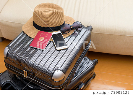 海外旅行の準備　キャリーバッグとパスポート 75905125