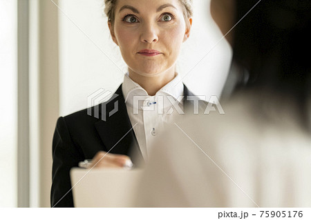 ビジネスシーン　ミーティング　インターナショナル 75905176