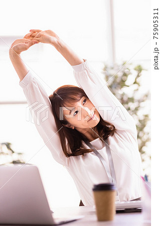 デスクワーク中にストレッチをする女性 デスクワーク中にストレッチをする女性 75905311