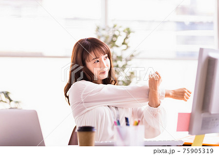 デスクワーク中にストレッチをする女性 デスクワーク中にストレッチをする女性 75905319