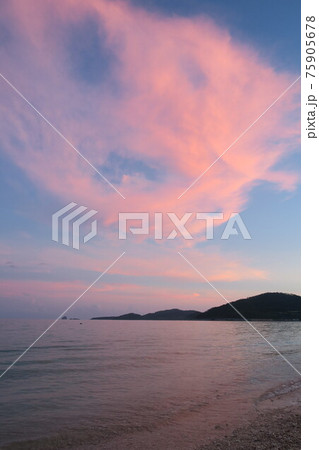 久米島の夕暮れの綿あめみたいな雲 沖縄 久米島の夕暮れの綿あめみたいな雲 沖縄 75905678