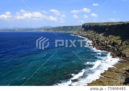 犬田布岬から望む紺碧の海と断崖絶壁の絶景 75906483