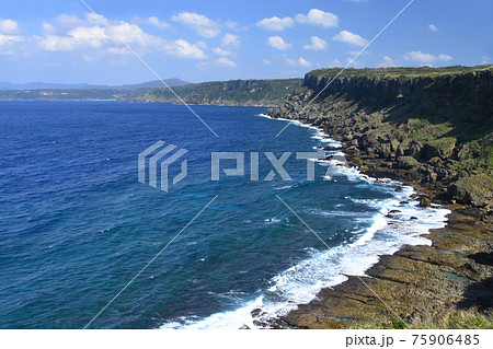 犬田布岬から望む紺碧の海と断崖絶壁の絶景 犬田布岬から望む紺碧の海と断崖絶壁の絶景 75906485