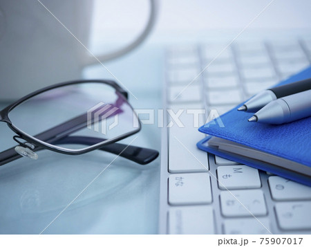 ビジネスイメージ・手帳・メガネ・キーボード ビジネスイメージ・手帳・メガネ・キーボード 75907017