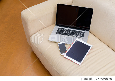 ソファーの上のパソコンとスマホとタブレット ソファーの上のパソコンとスマホとタブレット 75909670