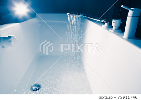 douche filling a bathtub with water stream douche filling a bathtub with water stream 75911746