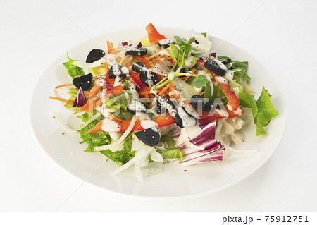 イタリアン風サラダに黒ニンニクのトッピング 75912751