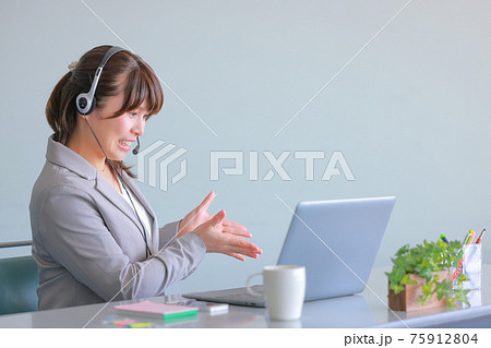オンラインミーティング_手を離して_と説明する女性 75912804