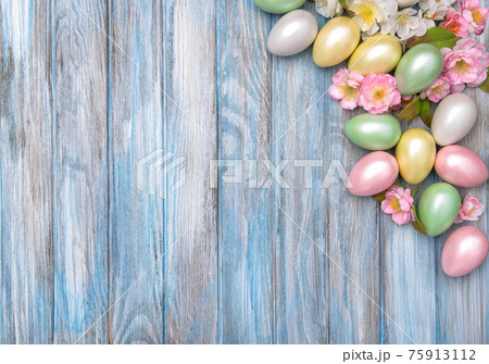 Easter background Colorful eggs pink spring blossoms Easter background Colorful eggs pink spring blossoms 75913112