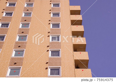 非常用進入口のある窓と非常階段 非常用進入口のある窓と非常階段 75914375