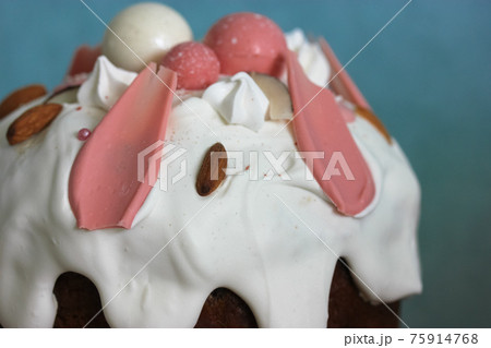 Easter cake decorated with white icing, meringue, pink decorative chocolate ball Easter cake decorated with white icing, meringue, pink decorative chocolate ball 75914768