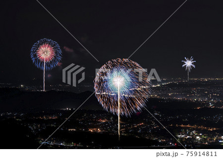 コロナ禍のシークレット花火 花火で日本を元気にする 一斉打ち の写真素材