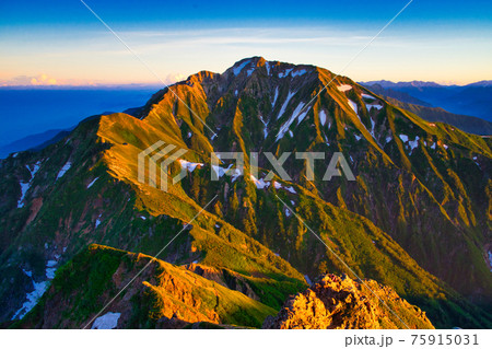 夕日に照らされる北アルプス五竜岳を唐松岳から望む 75915031