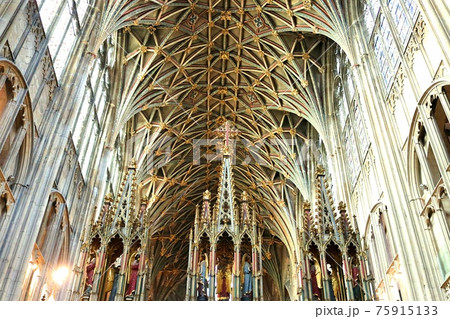 イギリスのグロースター大聖堂の内装、壮大な天井模様 75915133